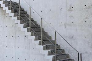 béton escalier avec béton mur en dehors de bâtiment photo