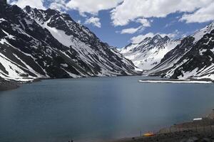 laguna del inca est une Lac dans le cordillère région, Chili, près le frontière avec Argentine. le Lac est dans le portillon Région photo