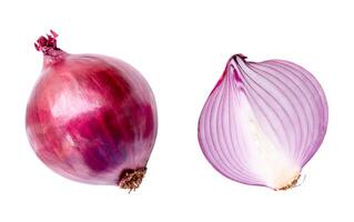 Haut vue de Frais rouge ou violet oignon avec moitié dans ensemble isolé sur blanc Contexte avec coupure chemin photo