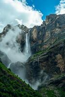 ai généré mage capture puissant cascade en cascade vers le bas robuste, rocheux Montagne falaise. le ciel au dessus est partiellement nuageux indiquant la vie au milieu de le rocheux terrain ai généré photo