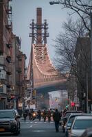 ai généré image est paysage urbain avec le queensboro pont en bonne place En vedette dans le Contexte. le pont est de manière complexe conçu, mettant en valeur détaillé architecture et ingénierie ai généré photo