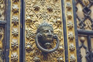 ai généré islamique porte heurtoir et ornements à séville cathédrale. photo