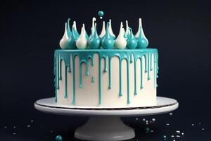 blanc anniversaire gâteau avec sarcelle ganache sur foncé bleu Contexte. photo