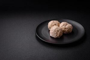 délicieux en bonne santé à la vapeur poulet côtelettes ou haché Boulettes de viande photo