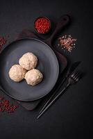 délicieux en bonne santé à la vapeur poulet côtelettes ou haché Boulettes de viande photo