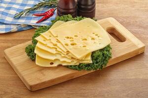 fromage maasdam en tranches pour le petit déjeuner photo