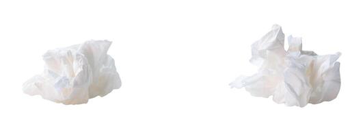 de face vue de blanc vissé ou froissé tissu papier ou serviette de table dans ensemble dans étrange forme après utilisation dans toilette ou salle de repos isolé sur blanc Contexte avec coupure chemin photo