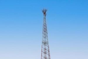 l'Internet signal la tour ou mobile téléphone signal la tour isolé sur bleu ciel Contexte texture. global la communication et l'Internet réseau lien concep photo