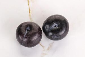 deux mûr sucré noir prunes photo