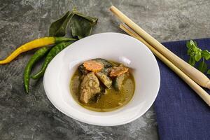 thaïlandais vert curry soupe avec basilic photo