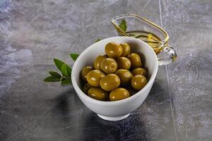 mûr savoureux vert Olives avec branche photo