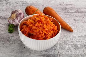 coréen carotte salade dans le bol photo
