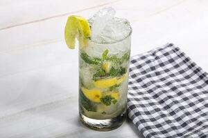 Mojito cocktail avec citron vert et Rhum photo