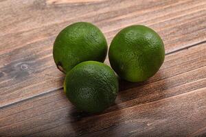 vert acide tropical citron vert fruit photo