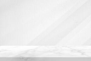 marbre table avec blanc stuc mur texture Contexte avec lumière faisceau et ombre de persienne verre fenêtre, adapté pour produit présentation toile de fond, afficher, et moquer en haut. photo