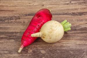 légume frais - daikon pour la cuisine végétalienne photo