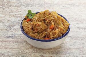 wok udon au curry de poulet photo