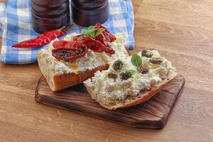 bruschetta au fromage à pâte molle câpres et tomate photo