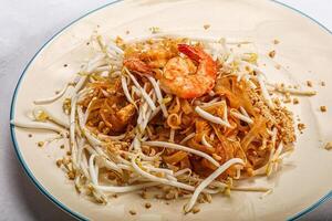 tampon thaïlandais - nouille avec crevettes photo
