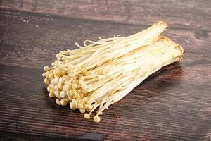 savoureux brut enoki champignon tas photo