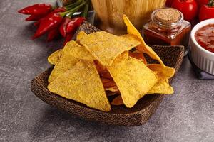 mexicain blé Nachos frites avec salsa photo