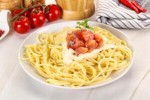 Pâtes spaghetti avec Saumon et stracciatelle photo