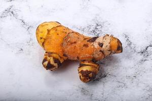 Frais curcuma racine pour cuisine photo