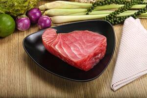brut Frais thon steak pour gril photo
