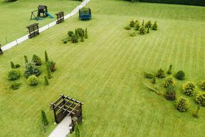 Haut vue de une vert pelouse avec sièges zones et une jardin.paysage zone de le site photo