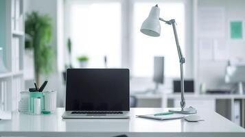 ai généré moderne médecin bureau, vide espace de travail avec ordinateur portable, lampe, et élégant décor photo