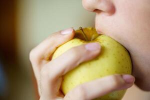anonyme fille en mangeant délicieux Jaune Pomme à Accueil photo