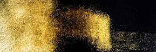 d'or traces de une accident vasculaire cérébral avec un acrylique peindre avec un art brosse sur une noir Contexte. photo