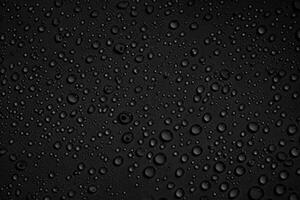 gouttelettes d'eau sur fond noir photo