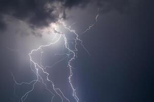 éclairs et tonnerre audacieux la grève à été orage photo