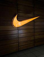 Minsk, Biélorussie, janvier 19, 2024 - Nike logo sur en bois Contexte. photo