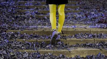 femme dans jeans et marron des chaussures photo