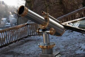 télescope sur le des murs de le Hohensalzburg forteresse surplombant le vieux ville. photo