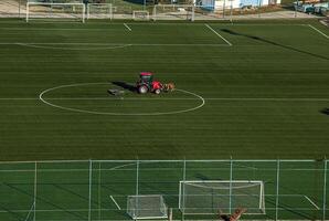 Haut vue sur une tracteur se soucie pour le Football champ photo