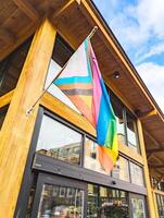 Portland, Etats-Unis - 27.01.2024 agitant lgbt drapeaux sur une café bâtiment dans Portland. photo