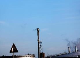 production bâtiments et tuyaux de le omv pétrole raffinerie. photo