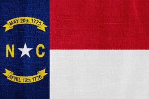 drapeau de Nord Caroline Etat Etats-Unis sur une texturé Contexte. concept collage. photo