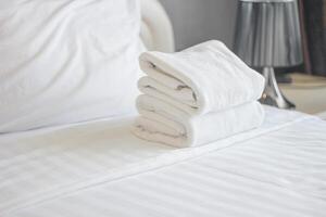 nettoyer les serviettes sur lit à Hôtel pièce et copie espace. photo