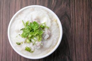 riz bouillie ou congee avec haché porc et cuit doux des œufs photo