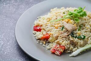 porc frit riz est servi dans vaisselle dans Restaurants dans Thaïlande, frit riz est une commun rue nourriture dans Thaïlande. photo