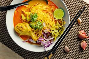 Khao soja recette, curry nouille soupe avec poulet servi sur blanc bol, thaïlandais nourriture, curry nouille, thaïlandais nouille, nord aliments. photo