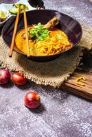 Khao donc je recette Khao Soi, Khao donc je kaï, thaïlandais nouilles Khao donc je, poulet curry avec assaisonnement sur en bois sol, nord thaïlandais nourriture concept. lanna nourriture photo