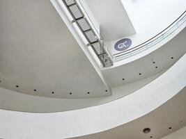 Bangkok, Thaïlande août 23, 2023 cercle escalier à neuf planchers à Bangkok art et culture centre où est une contemporain les arts centre dans Bangkok, Thaïlande cette a été ouvert dans juillet 29, 2008 photo