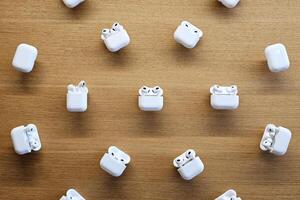 Bangkok, Thaïlande septembre 23, 2023 airpods affichage sur en bois mur. sont sans fil Bluetooth écouteurs conçu par Pomme inc.. photo