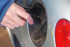 Ravitaillement le voiture à une gaz station carburant pompe. photo