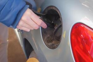 Ravitaillement le voiture à une gaz station carburant pompe. photo